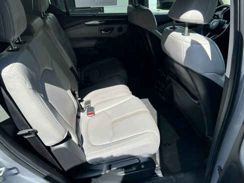 Used 2025 Honda Pilot EX-L image 9