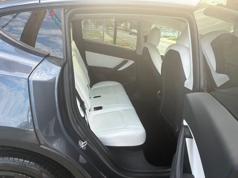 Used 2022 Tesla Model Y Long Range AWD/4WD image 11