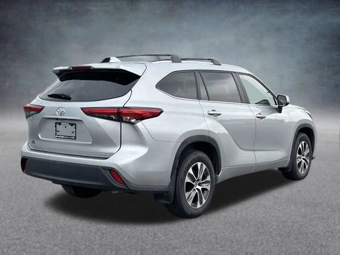 Used 2023 Toyota Highlander XLE AWD/4WD image 5