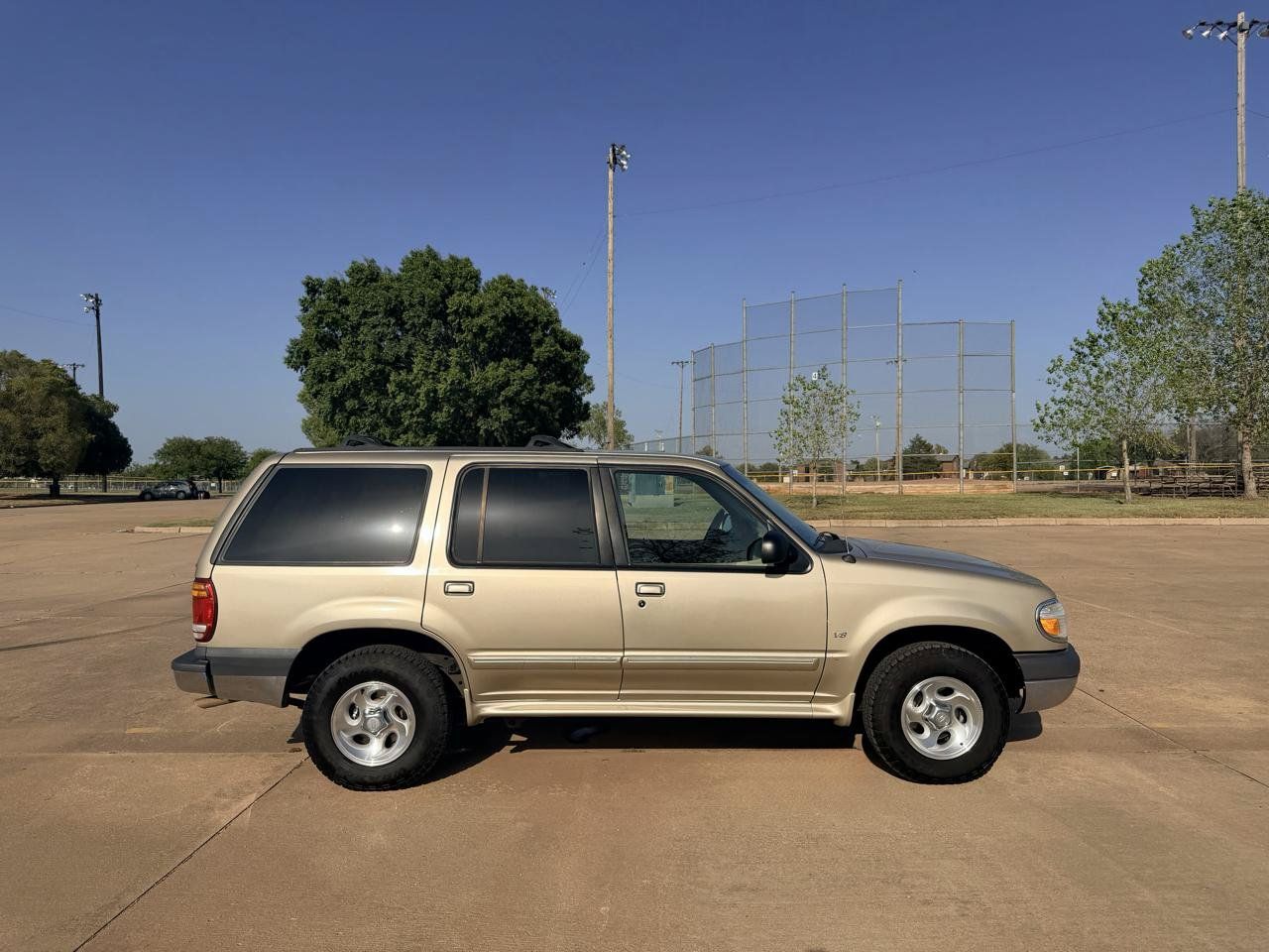 Used 1999 Ford Explorer XLT RWD image 25