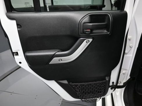Used 2016 Jeep Wrangler Unlimited Sahara w/ Connectivity Group AWD/4WD image 29