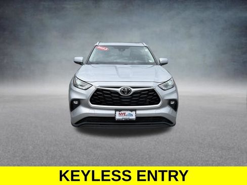 Used 2023 Toyota Highlander XLE AWD/4WD image 9
