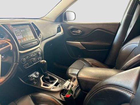 Used 2018 Jeep Cherokee Latitude Plus w/ Comfort/Convenience Group AWD/4WD image 23