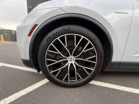 Certified 2024 Porsche Macan 4 Electric image 11