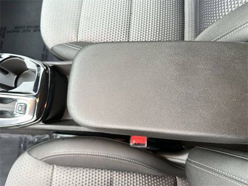 Used 2025 Chevrolet Trax LT w/ LT Convenience Package image 24