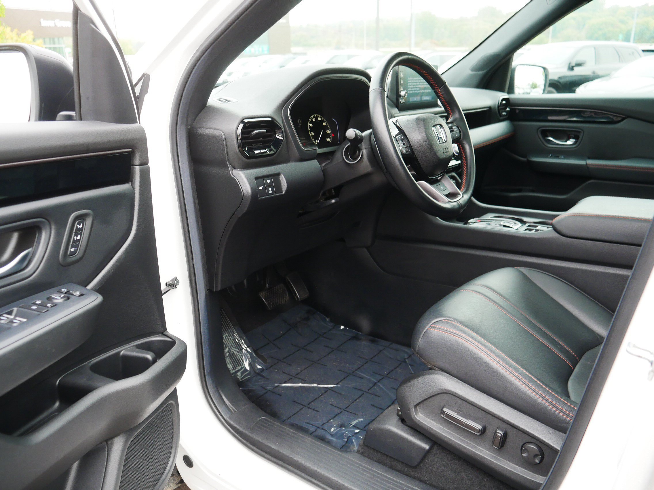 Used 2025 Honda Pilot TrailSport image 11