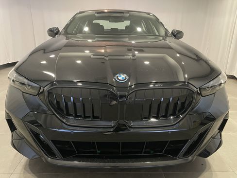 New 2026 BMW 550e xDrive w/ Premium Package AWD/4WD image 2