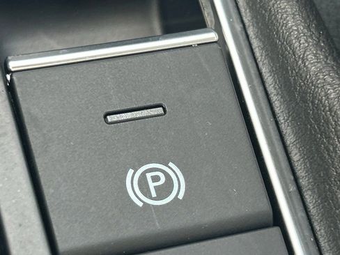 Used 2025 Volkswagen Jetta SE w/ Sunroof Package image 55