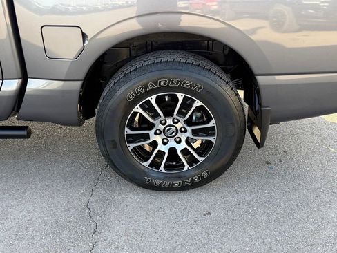 Used 2021 Nissan Titan SV w/ SV Convenience Package image 41