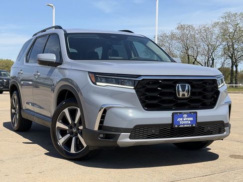 Used 2025 Honda Pilot Touring image 2