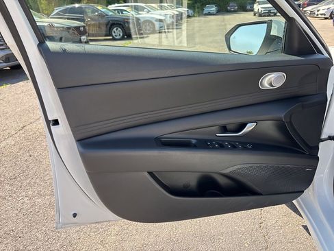Used 2023 Hyundai Elantra Limited FWD image 16