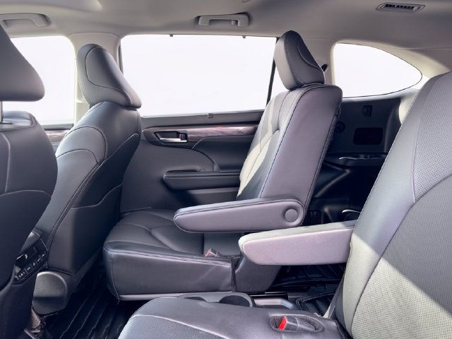 Used 2024 Toyota Highlander Limited AWD/4WD image 27