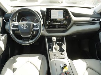 Used 2022 Toyota Highlander XLE video 2