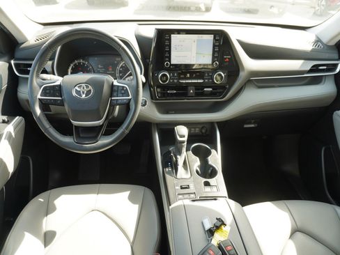Used 2022 Toyota Highlander XLE image 2