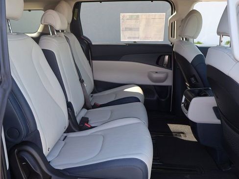 New 2026 Kia Carnival EX FWD image 11