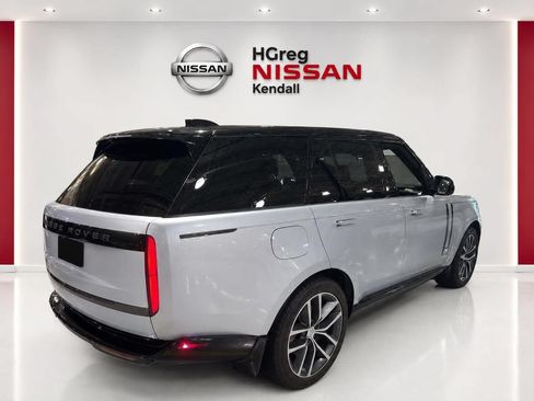 Used 2024 Land Rover Range Rover SE AWD/4WD image 3