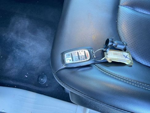 Used 2023 Chrysler Pacifica Touring-L image 27