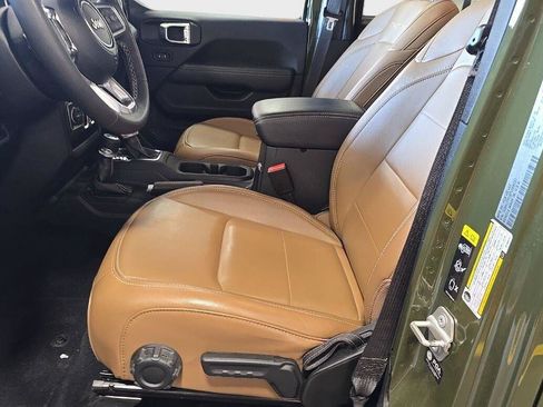Used 2023 Jeep Gladiator Overland w/ Cold Weather Group AWD/4WD image 2