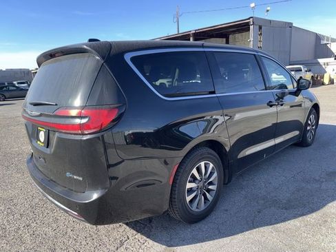 Used 2024 Chrysler Pacifica Select image 5