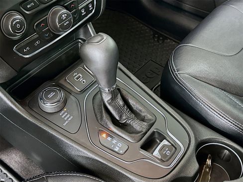 Used 2019 Jeep Cherokee Latitude Plus w/ Comfort/Convenience Group image 16