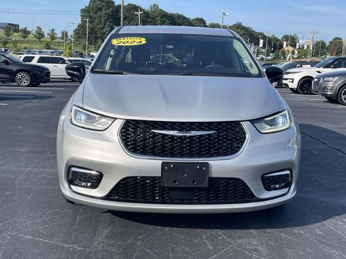 Used 2024 Chrysler Pacifica Touring-L FWD image 2