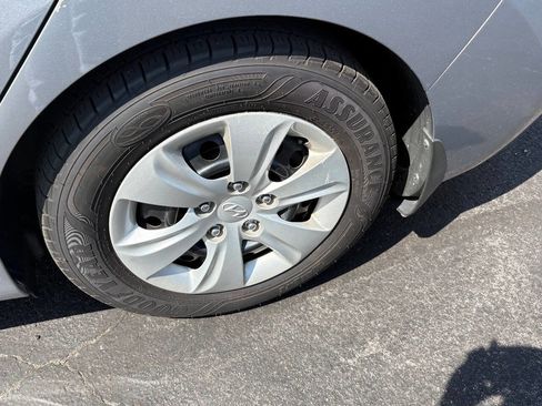 Used 2016 Hyundai Elantra SE FWD image 15