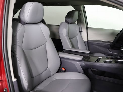 Used 2023 Toyota Sienna XLE image 27