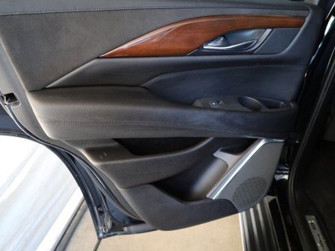 Used 2017 Cadillac Escalade Luxury AWD/4WD image 28