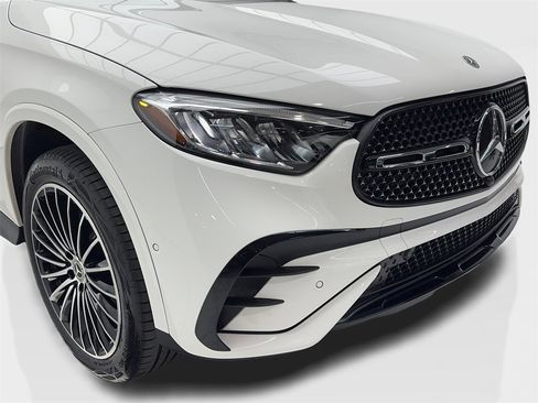 Used 2025 Mercedes-Benz GLC 300 4MATIC image 3
