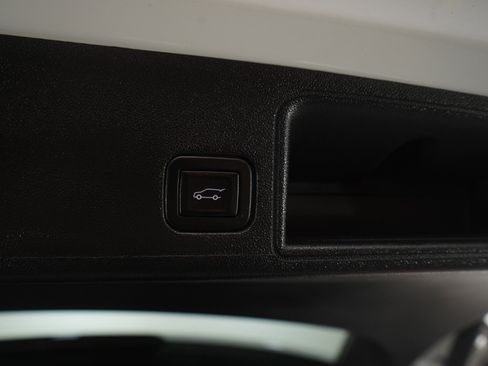 Used 2024 GMC Terrain SLT AWD/4WD image 18