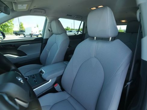 Used 2023 Toyota Highlander L FWD image 35
