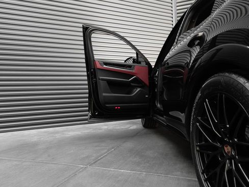 Certified 2025 Porsche Cayenne GTS AWD/4WD image 13