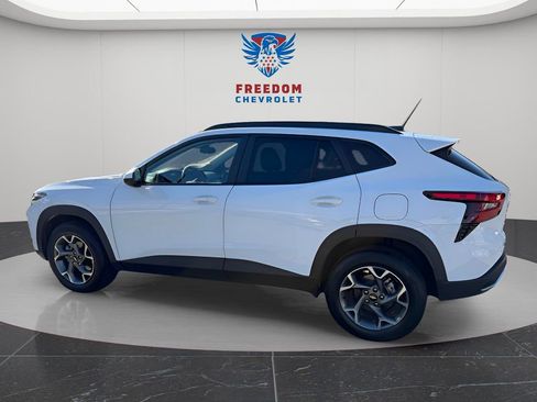 Used 2025 Chevrolet Trax LT w/ LT Convenience Package image 3