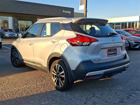 Used 2019 Nissan Kicks SR image 4