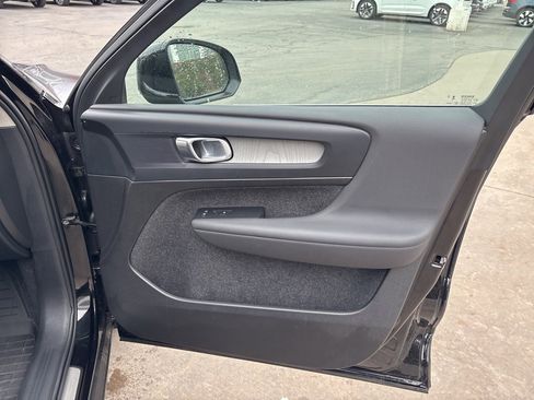 Certified 2025 Volvo XC40 B5 Core image 33