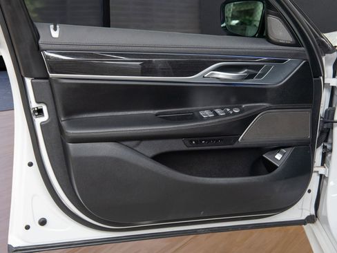 Used 2019 BMW 740i w/ M Sport Package image 28