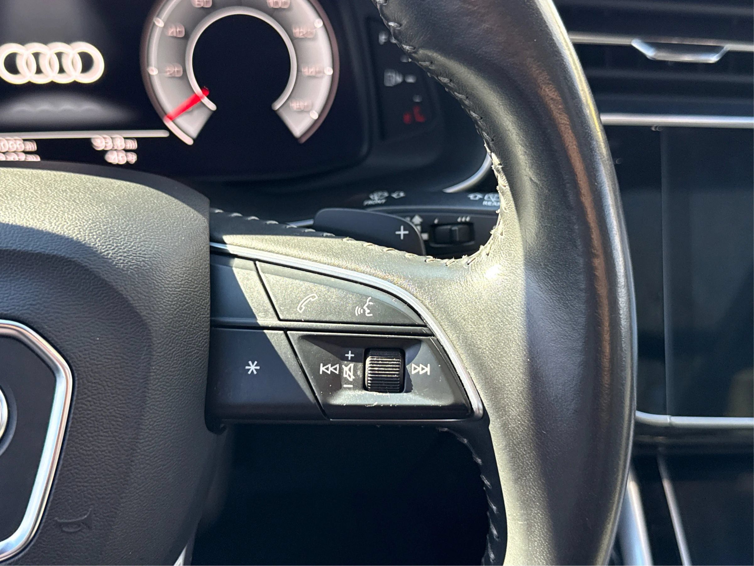 Used 2019 Audi Q8 Premium Plus AWD/4WD image 36