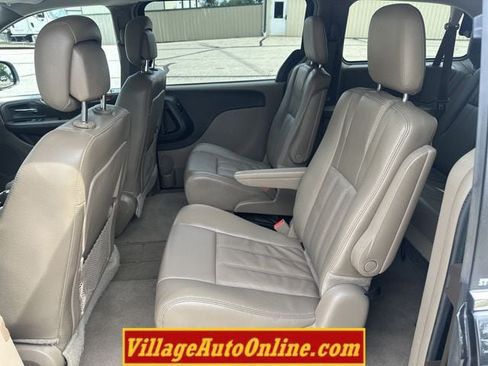 Used 2014 Chrysler Town & Country Touring FWD image 29