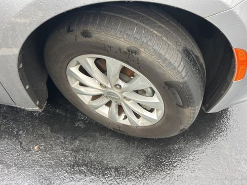 Used 2017 Chrysler Pacifica Touring-L image 2