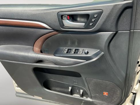 Used 2016 Toyota Highlander Limited w/ Protection Package #3 AWD/4WD image 11