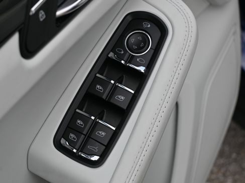 Used 2024 Porsche Macan w/ Premium Plus Package image 28