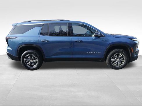 Used 2025 Chevrolet Traverse LT image 7