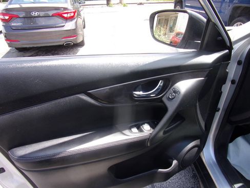 Used 2018 Nissan Rogue SV image 18