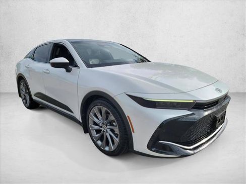 Used 2023 Toyota Crown Limited w/ Advanced Technology Package image 3