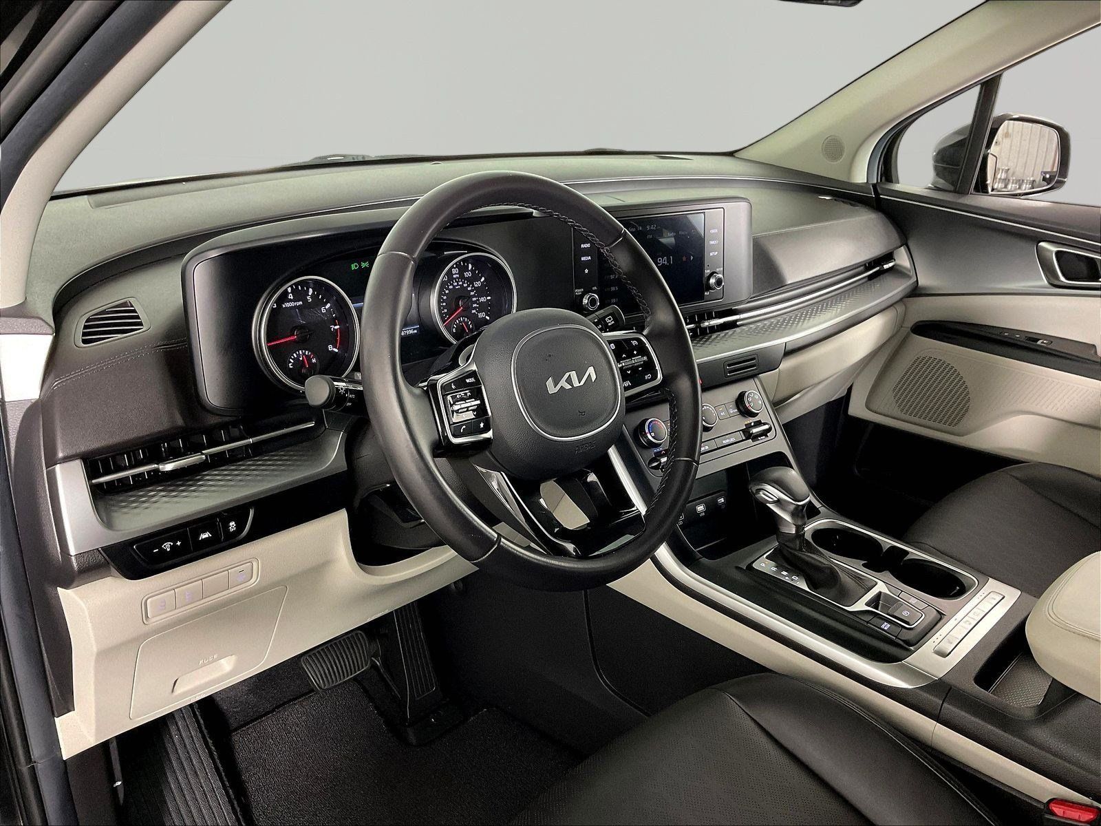 Used 2023 Kia Carnival LX FWD image 17
