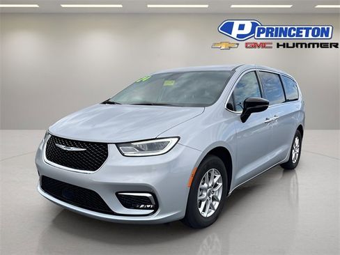 Used 2024 Chrysler Pacifica Touring-L image 3