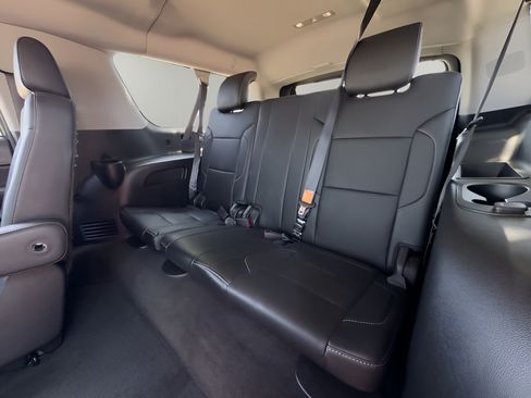 Used 2018 Chevrolet Suburban Premier AWD/4WD image 23