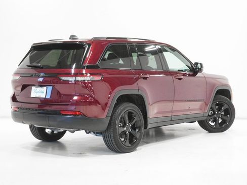 Used 2025 Jeep Grand Cherokee Altitude image 7