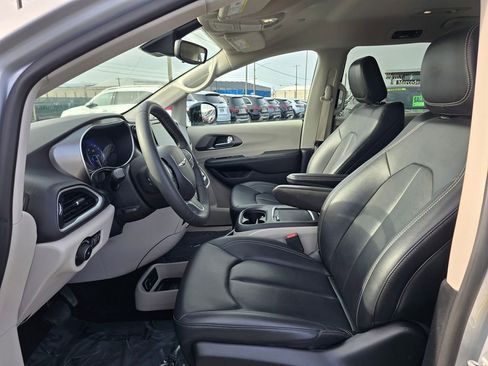 Used 2024 Chrysler Pacifica Touring-L image 23