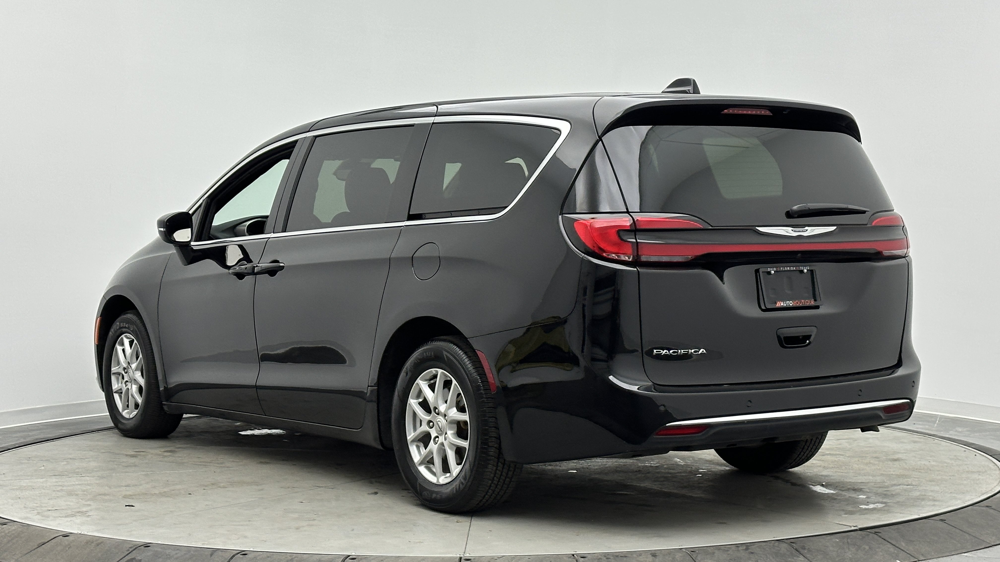 Used 2025 Chrysler Pacifica Select FWD image 5